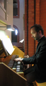 Andreas Behrendt an der Lehniner Orgel