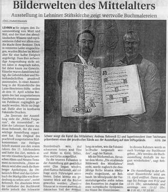 Schwer wiegt die Kunst des Mittelalters: Andreas Behrendt (l.) und Superintendent Uwe Teichmann präsentieren einen der prunkvollen Bände aus der Ausstellung auf dem Stiftsgelände. FOTO: ZIM